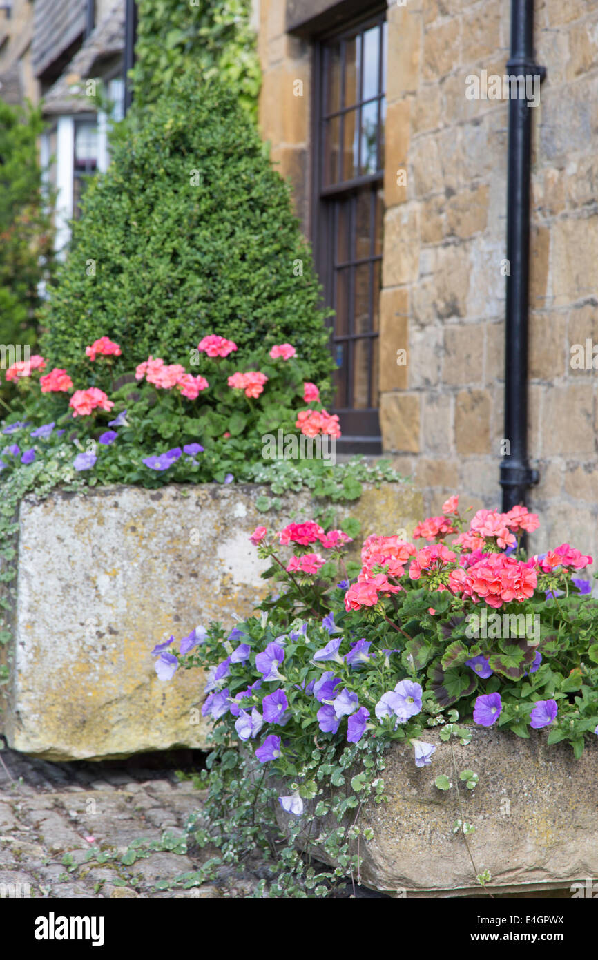 Cotswold trogoli di pietra con biancheria da letto di estate, England, Regno Unito Foto Stock