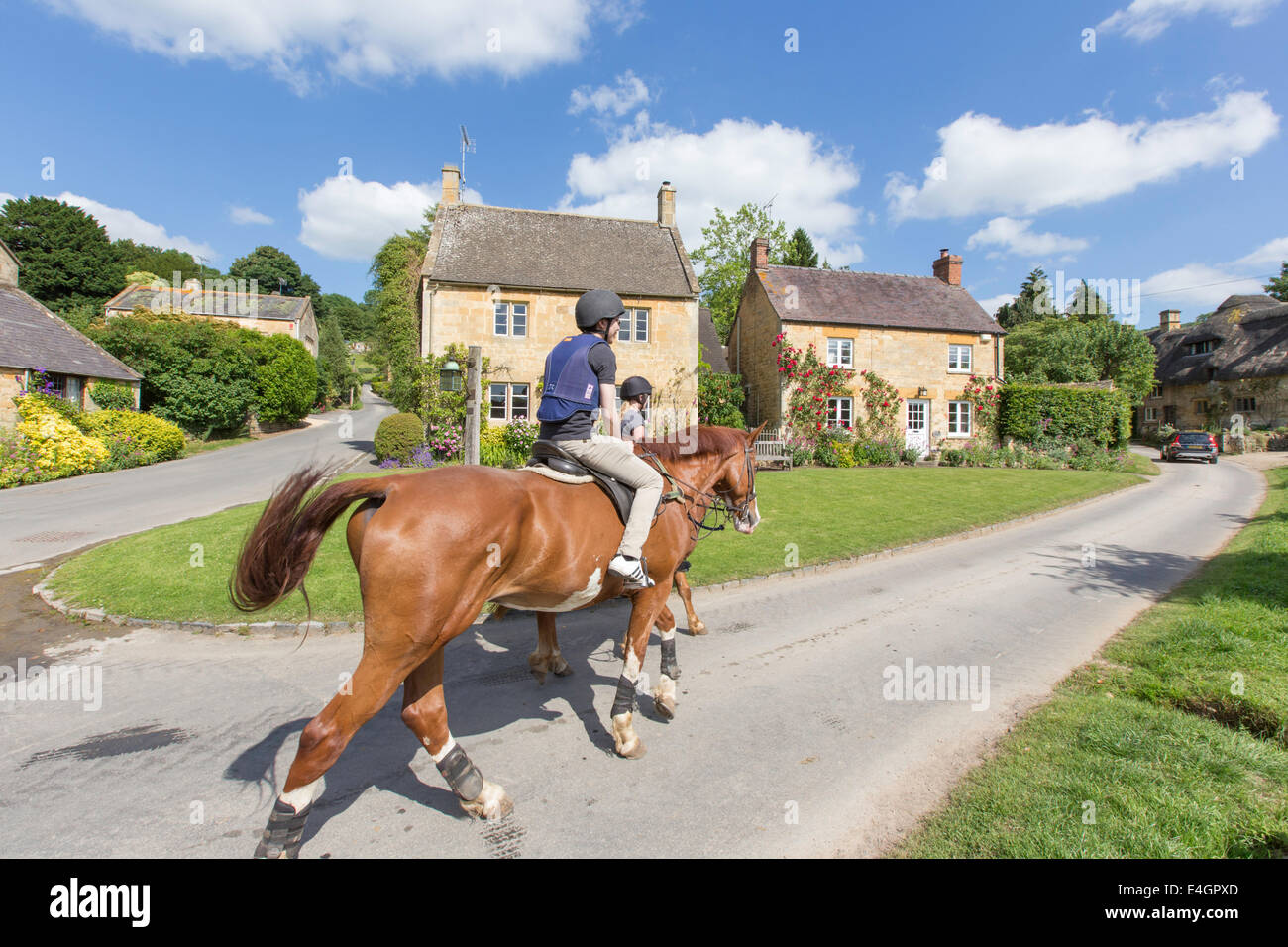 Equitazione nel villaggio Costwold di Stanton, Gloucestershire, England, Regno Unito Foto Stock