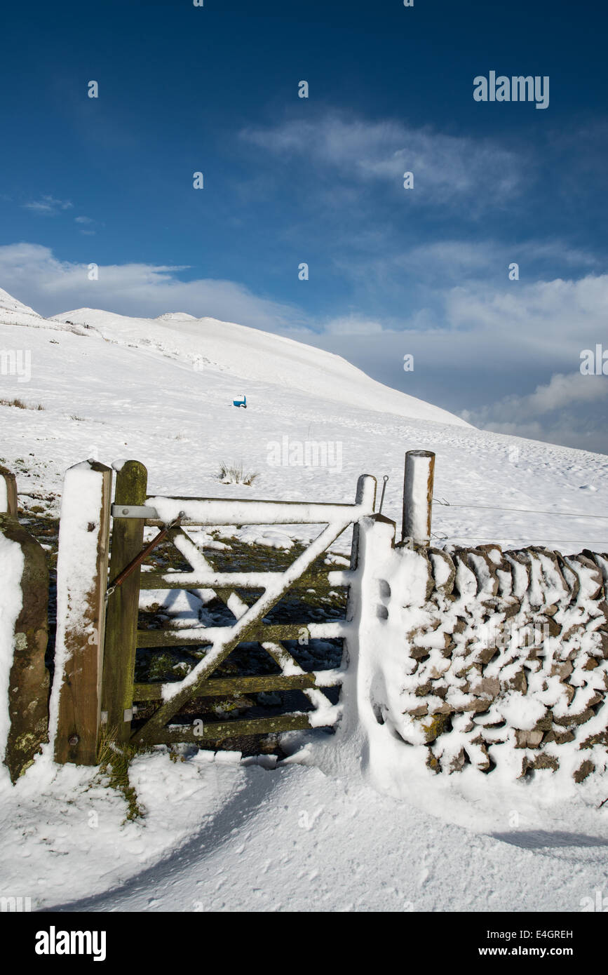 Coperta di neve alta vetta del Peak District Derbyshire Foto Stock