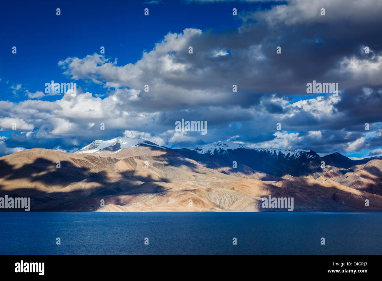 L'Himalayan mountain lake in Himalaya Tso Moriri sul tramonto, Korzok, Ladakh, India Foto Stock