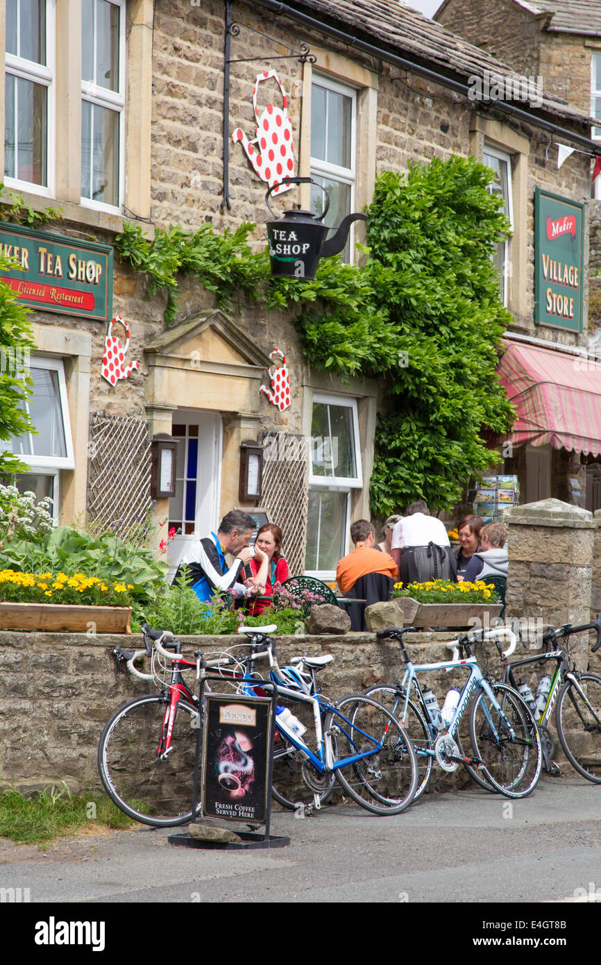 I ciclisti in un cafe in Muker, Swaledale, Yorkshire Dales National Park, North Yorkshire, Inghilterra, Regno Unito Foto Stock