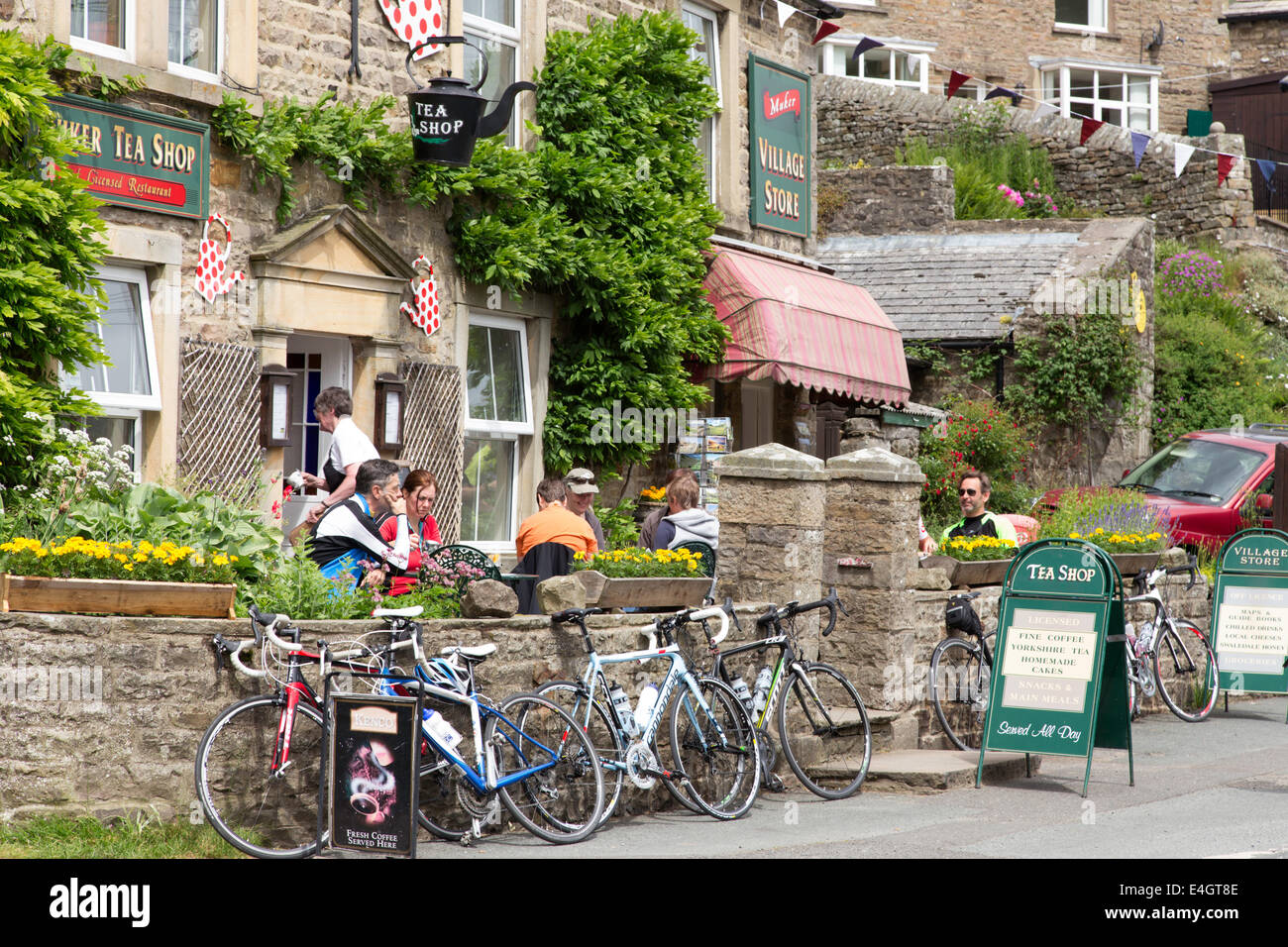 I ciclisti in un cafe in Muker, Swaledale, Yorkshire Dales National Park, North Yorkshire, Inghilterra, Regno Unito Foto Stock