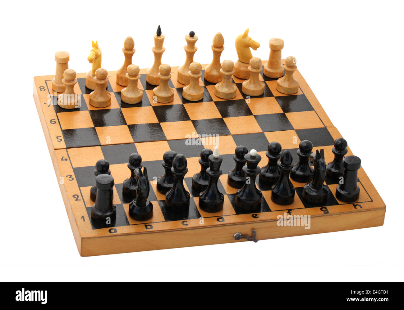 Scacchiera in legno con scacchi su bianco Foto Stock