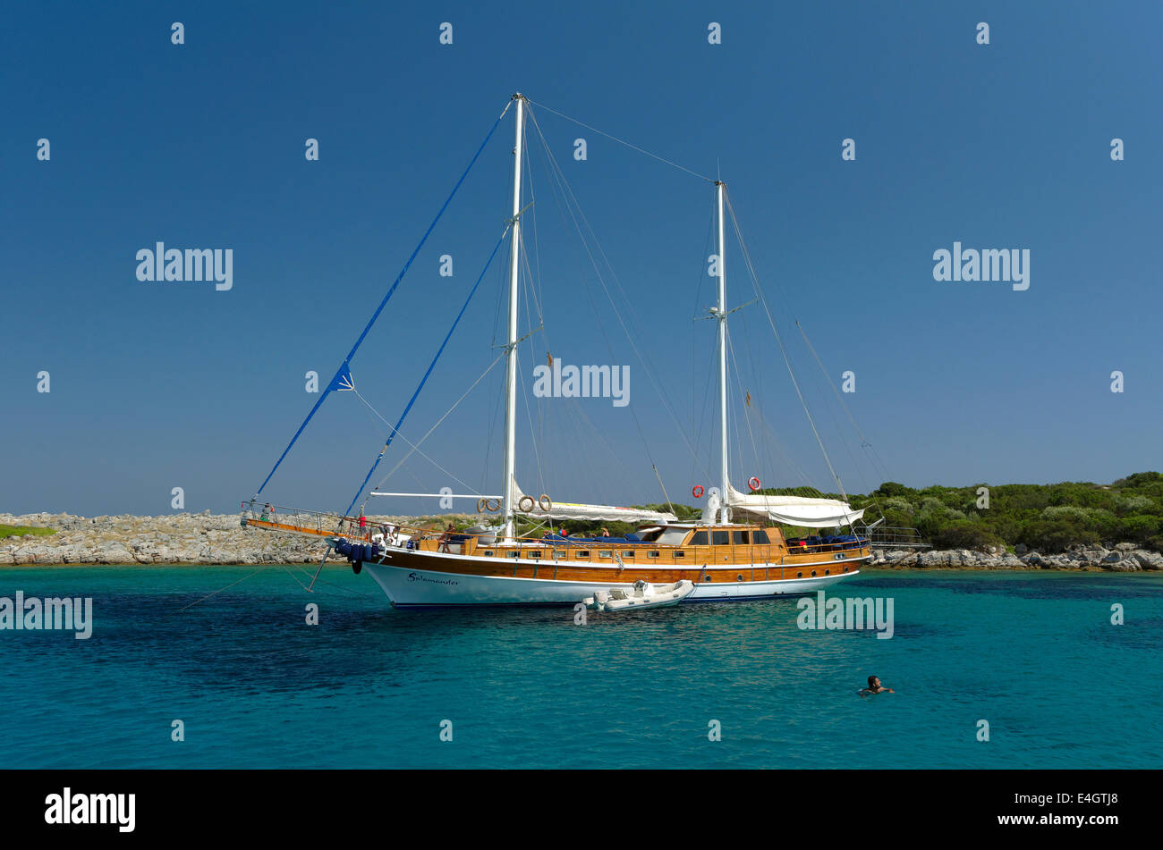 Caicco barca al di ancoraggio vicino a Bodrum in Turchia Foto Stock