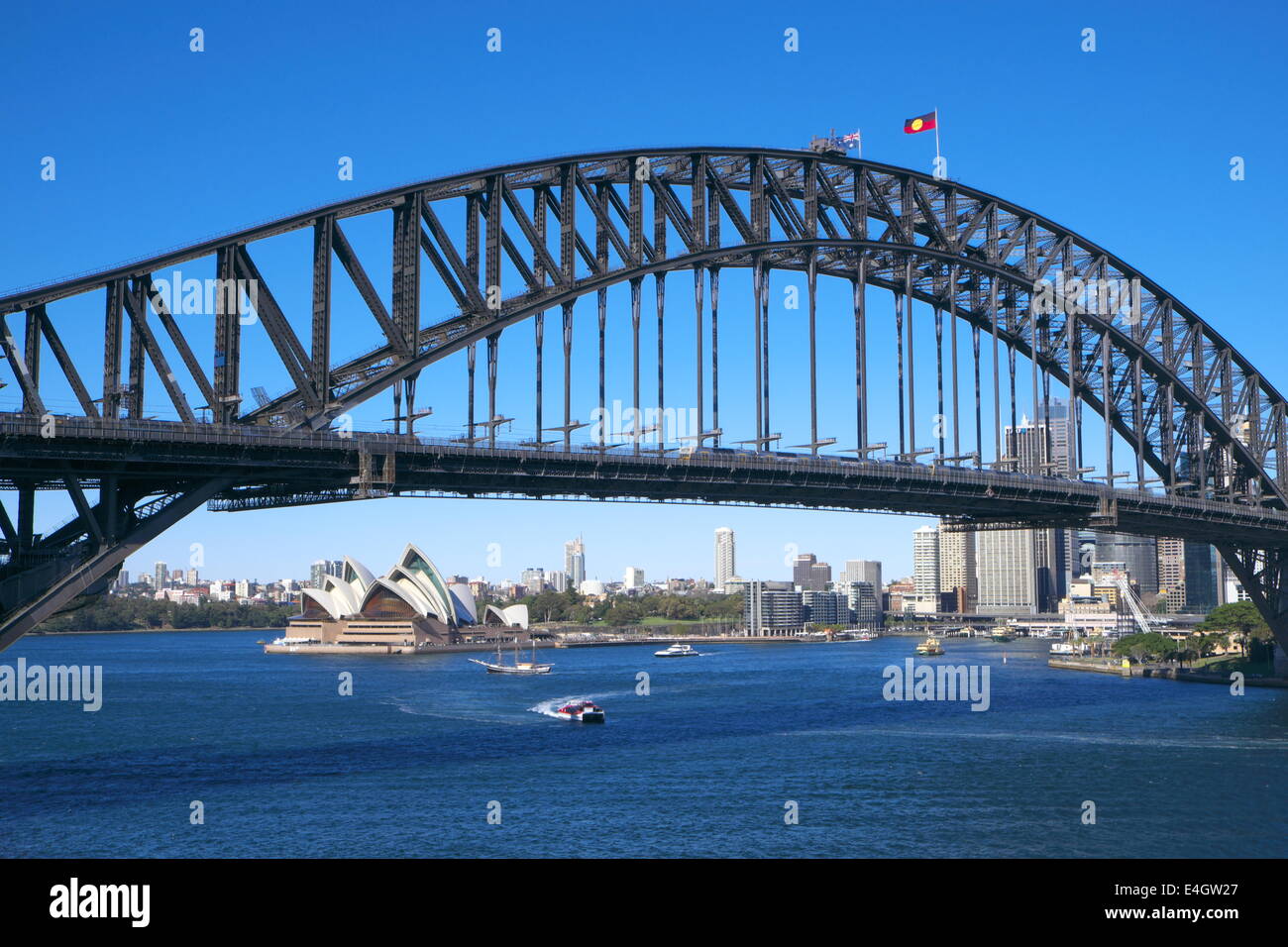Ponte del porto di Sydney e teatro dell'Opera di Sydney a Port Jackson sul porto di Sydney, NSW, Australia Foto Stock