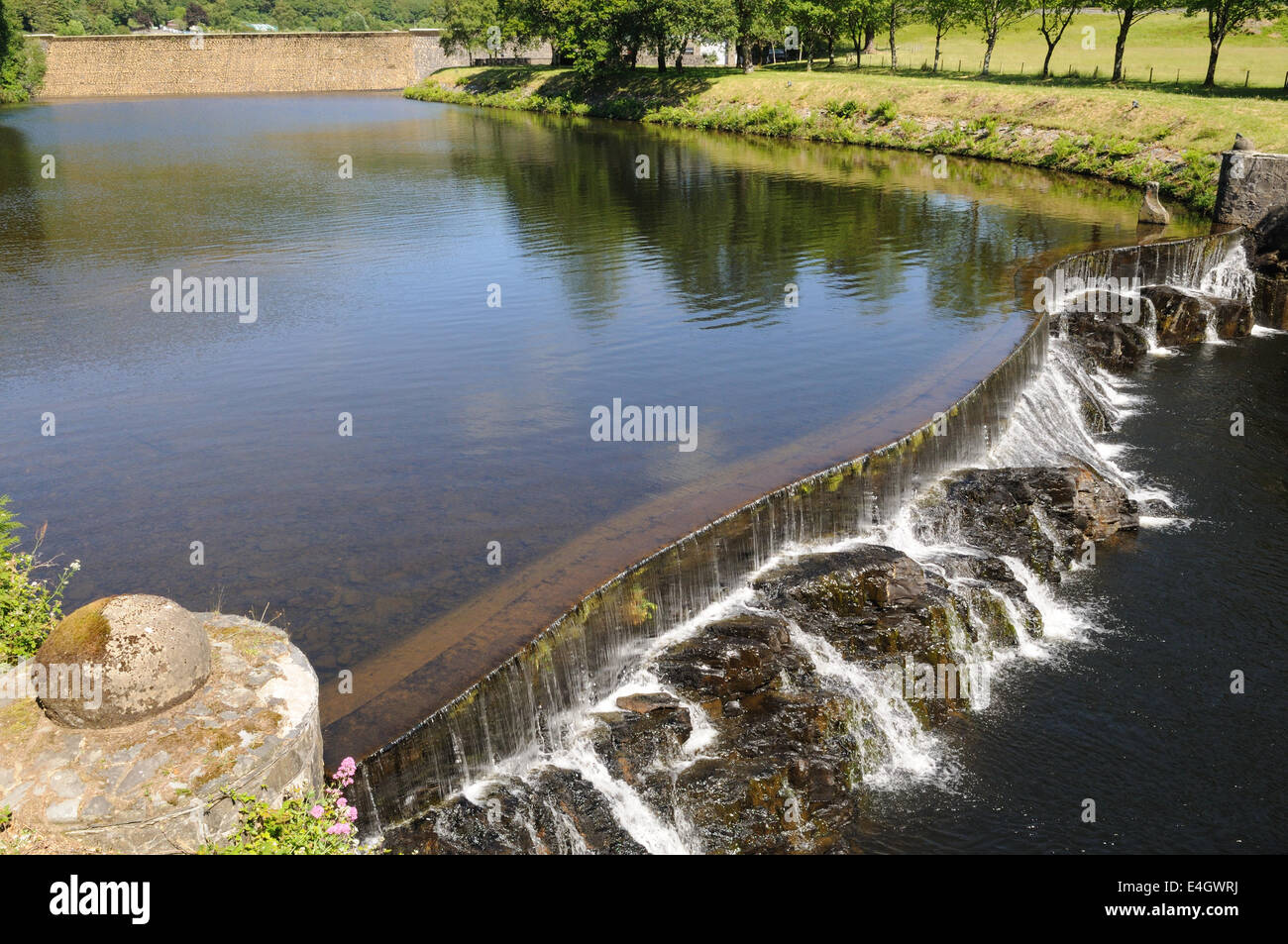 Weir sul fiume Rheidol parte di Hydro Centrale Elettrica Ceredigion nel Galles Cymru REGNO UNITO GB Foto Stock