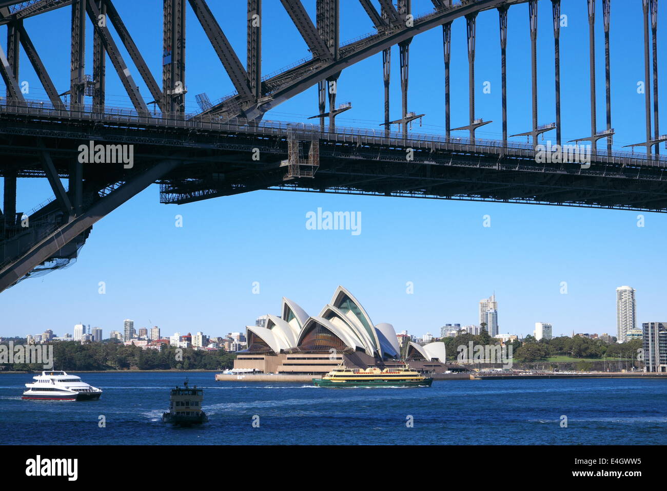 Icone di Sydney, traghetti,Harbour Bridge e opera house su un giorno inverni nel luglio,l'australia Foto Stock