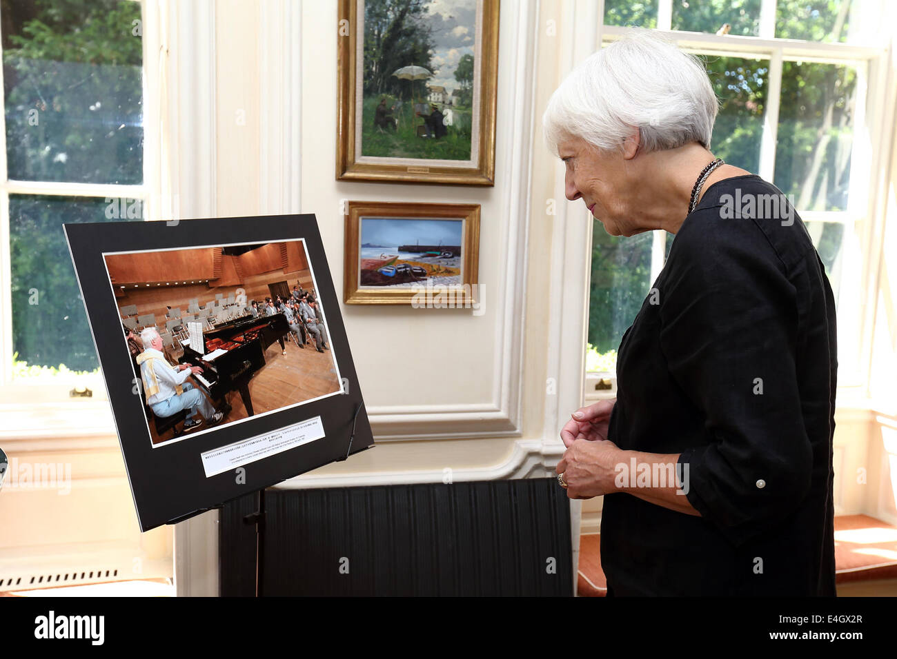 (140711) -- WILTSHIRE, luglio 11, 2014 (Xinhua) -- una donna visitare una mostra fotografica a casa di ex Primo Ministro britannico Edward Heath, nel Wiltshire, Gran Bretagna, 10 luglio 2014. Heath è servita come la Gran Bretagna è il primo ministro dal giugno 1970 al febbraio 1974. Durante il suo mandato, la Gran Bretagna ha stabilito relazioni diplomatiche con la Cina nel 1972. Egli ha pagato di più visite in Cina durante e dopo la sua premiership. (Xinhua/Xuhui) Foto Stock