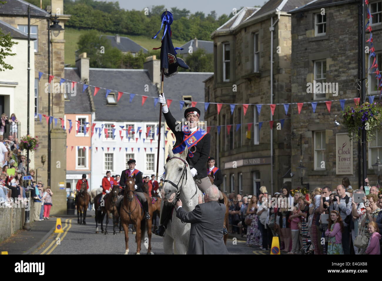 Jedburgh, Scottish Borders, UK. 7 Luglio, 2014. Jethart Callant del Festival 2014 Jethart Jack Callant Fraser grida le parole immortali 'Jetharts qui all'inizio del giorno di festa e di equitazione comune, sulla luglio 11, 2014 a Jedburgh, Scozia. Il Jethart Callant del Festival si tiene ogni anno nella frontiera scozzese la città di Jedburgh per commemorare la storica scaramuccia tra scozzesi e eserciti inglese, noto come il raid di Reidswire, nel 1575. Credito: Rob grigio/Alamy Live News Foto Stock