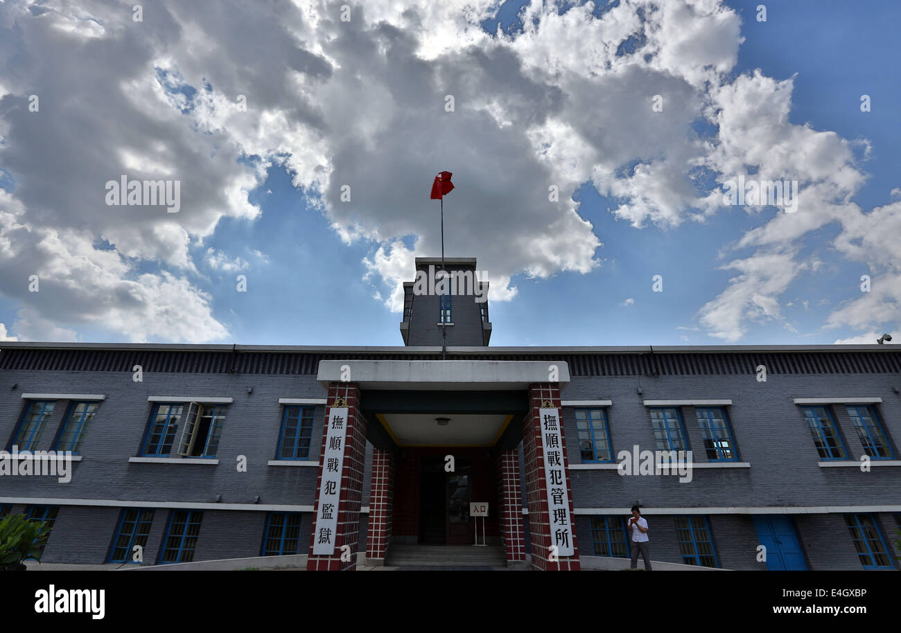 (140711) -- FUSHUN, luglio 11, 2014 (Xinhua) -- Fotografia scattata a luglio 11, 2014 mostra l ingresso del Fushun criminali di guerra Management Center in Fushun, a nord-est della Cina di Provincia di Liaoning. In Fushun criminali di guerra gestire centro, 982 prigionieri giapponese era stato tenuto in carcere per i crimini di guerra commessi durante la Seconda Guerra Mondiale. La struttura ha visto più di quattro milioni di visitatori sin dalla sua apertura pubblica nel 1986, di cui 30.000 provenienti dal Giappone. È stato anche re-visitato da circa 300 ex detenuti giapponese. (Xinhua/Yao Jianfeng) (mm) Foto Stock