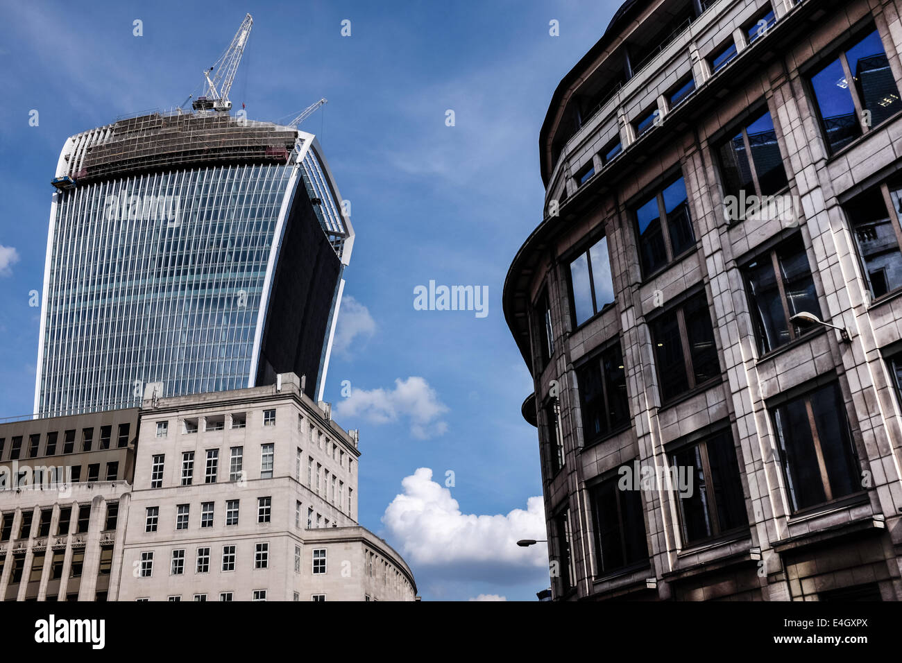 L 'edificio Walkie-Talkie' nel quartiere finanziario di Londra, Regno Unito. Guardando verso l'alto e sparato contro un cielo azzurro con poche nuvole Foto Stock