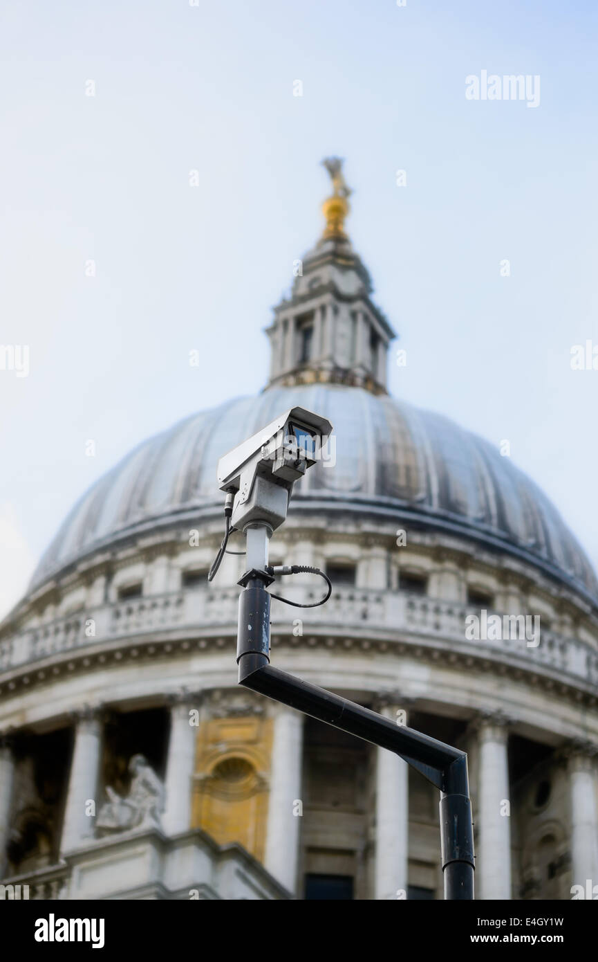 Una congestione del traffico spia rossa di controllo telecamera TVCC shot dal di sotto, contro la cupola della cattedrale di St Paul, Londra, Regno Unito Foto Stock