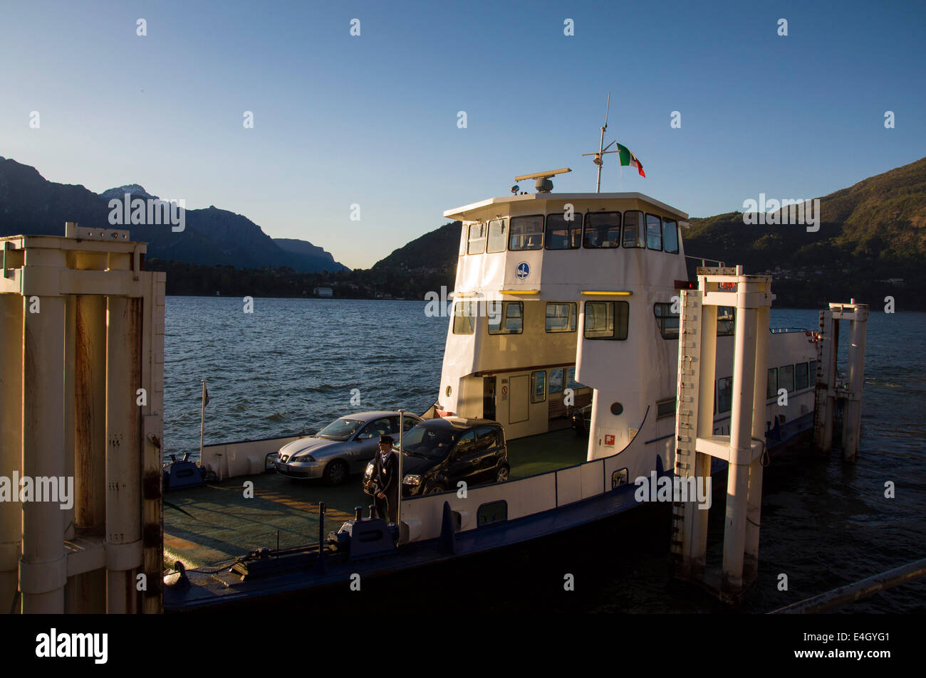 Tremezzo sul Lago di Como Italia. Un inizio di mattina nave traghetto per Bellagio Foto Stock