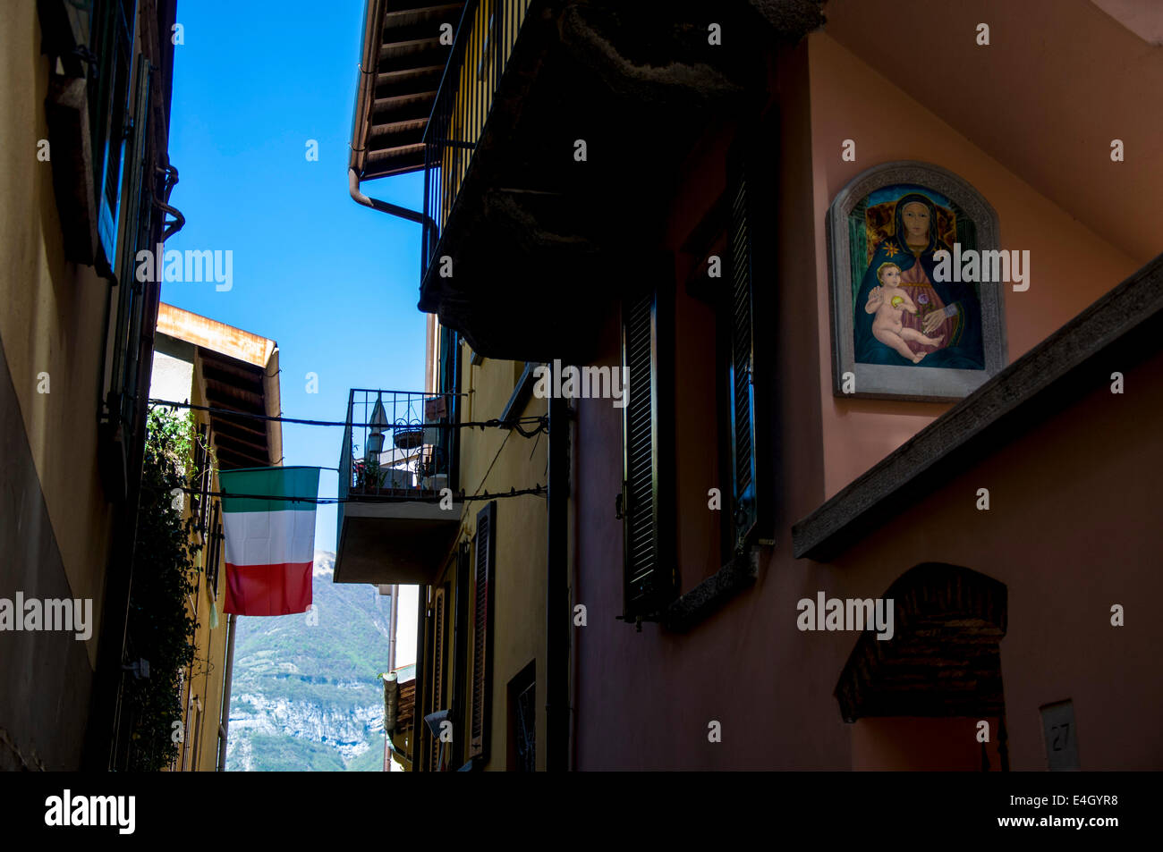 Bellagio città sul lago di Como Italia. Bandiera Italiana e il ritratto di Cristo e la Madonna Foto Stock
