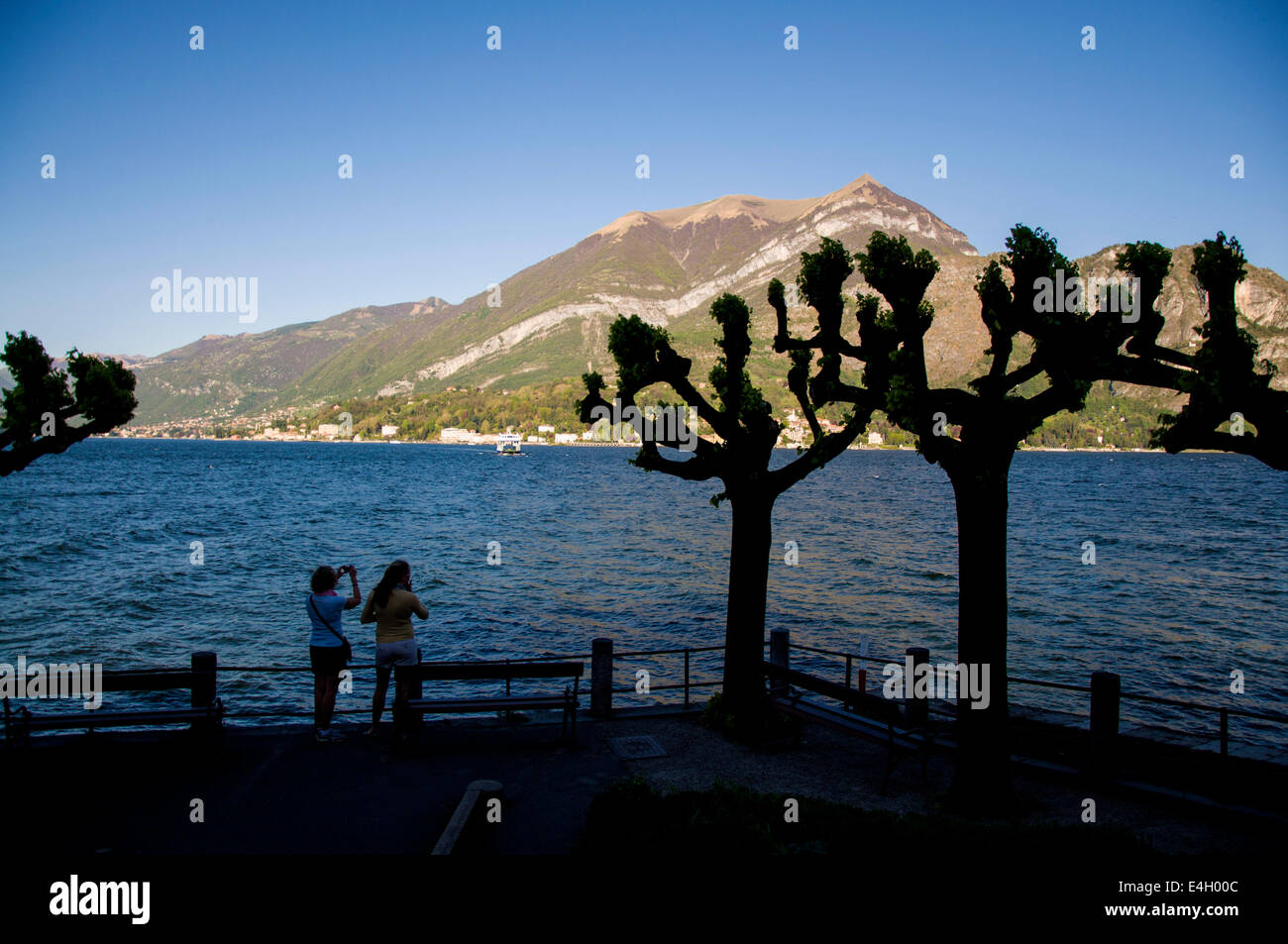 I turisti fotografare il lago di Como a Bellagio Foto Stock