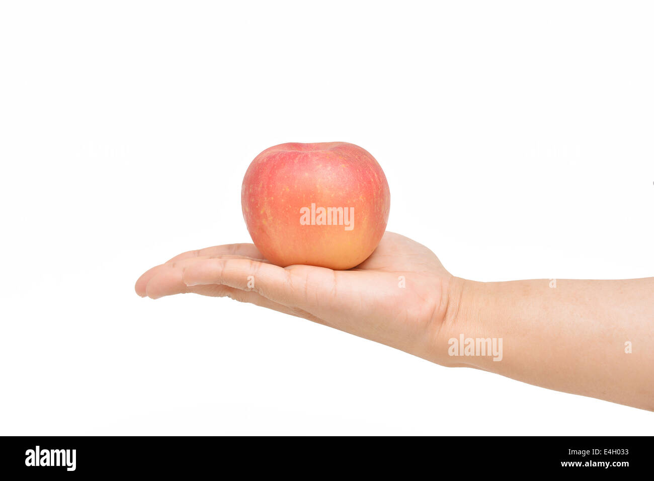Offre apple sul palm con la mano destra. Foto Stock
