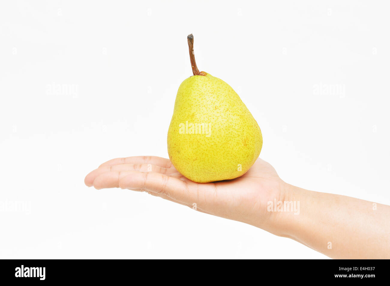 Offrendo pera sul palm con la mano destra. Foto Stock