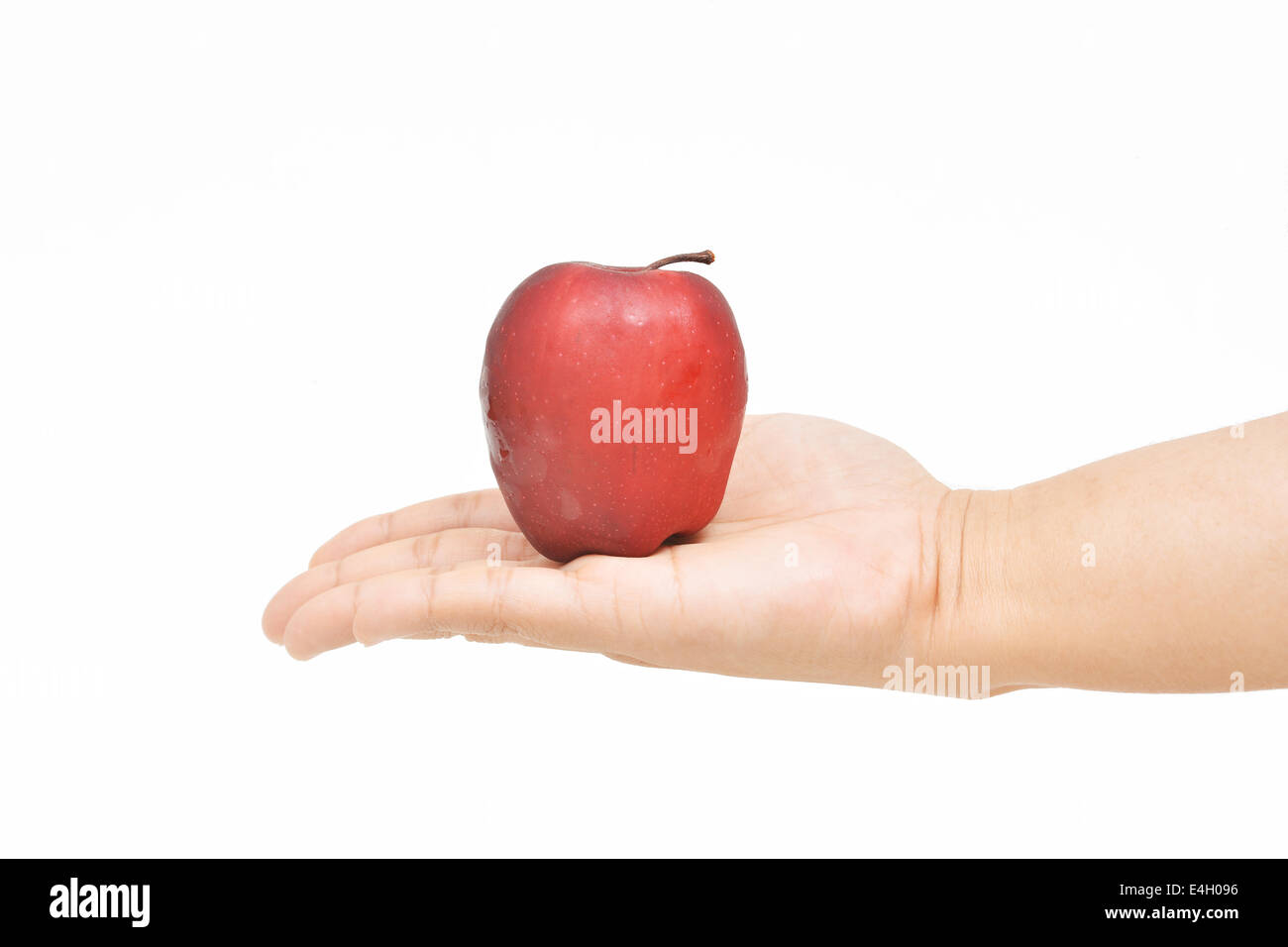 Offrendo un solo Apple sul palm con la mano destra. Foto Stock