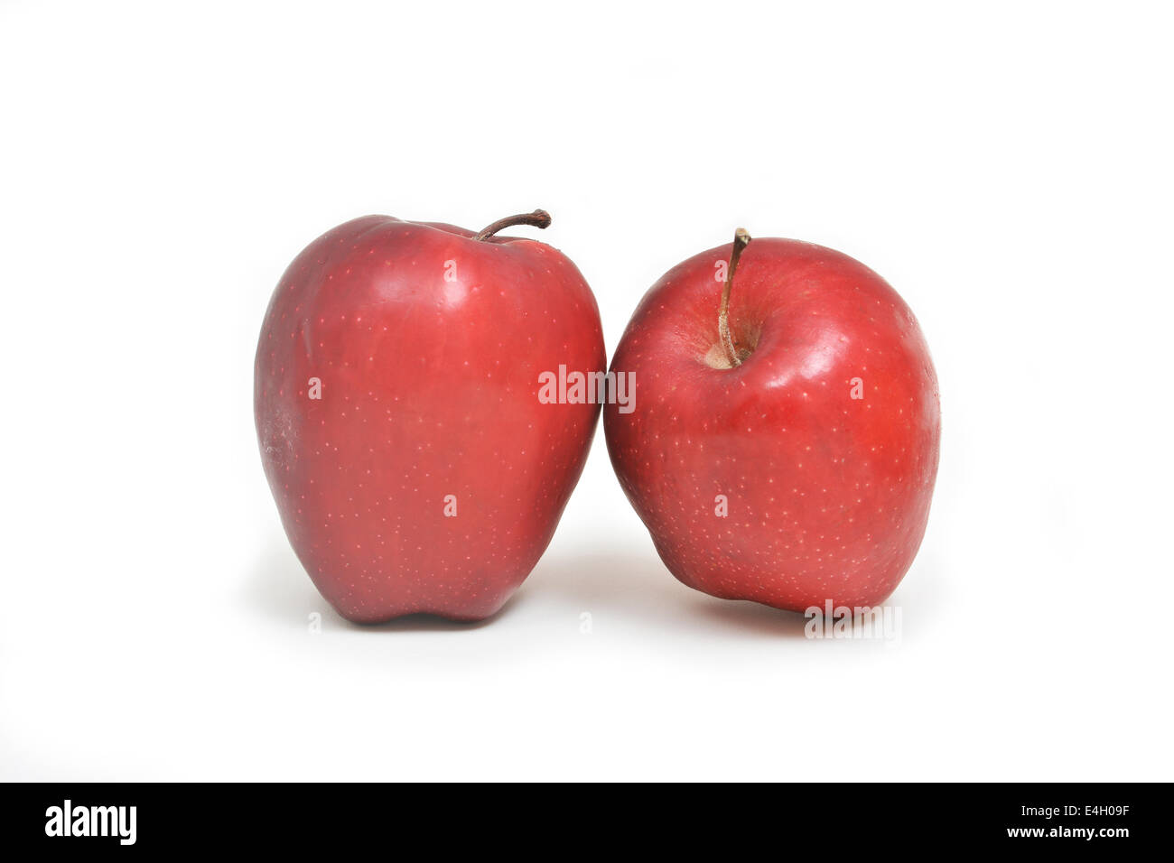 Due Red delicious Apple su uno sfondo bianco. Foto Stock