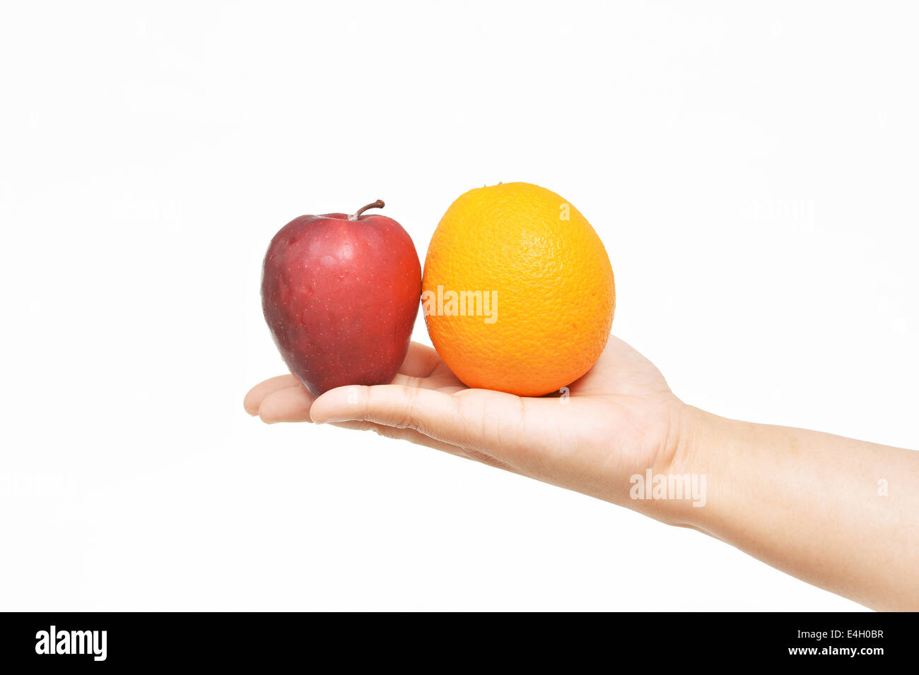 Offerta apple e arancione sul palm con la mano destra. Foto Stock