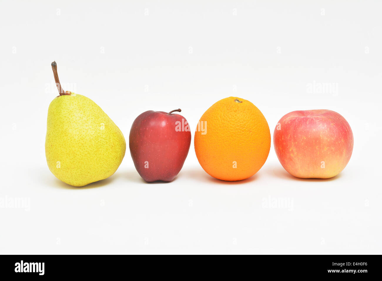 Quattro frutti sani con differenti per forma e per colore Foto Stock