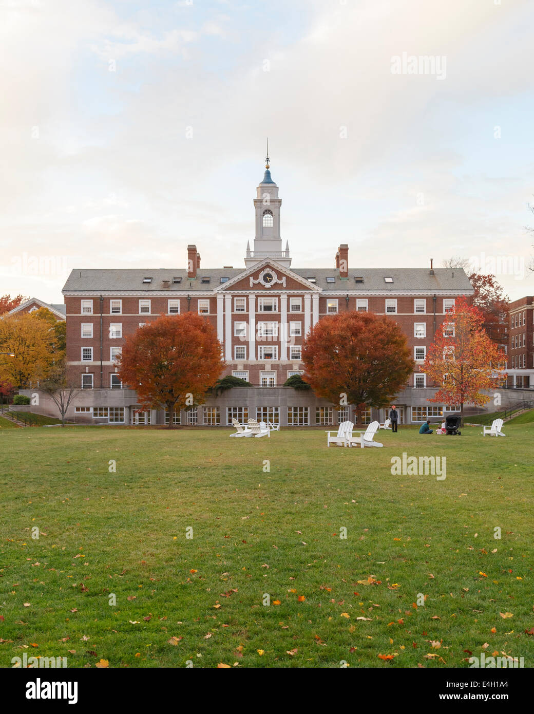 CAMBRIDGE, MA, Stati Uniti d'America - 2 Novembre 2013: Radcliffe Quad alloggiamento undergrad presso la Harvard University in caduta in Cambridge, MA, Stati Uniti d'America o Foto Stock