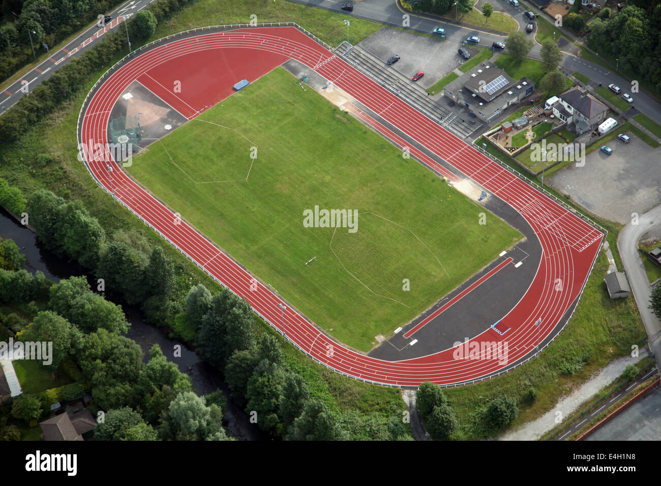 Vista aerea di un rosso acceso atletica pista e sul campo. Questo a Nelson, Lancashire. Foto Stock