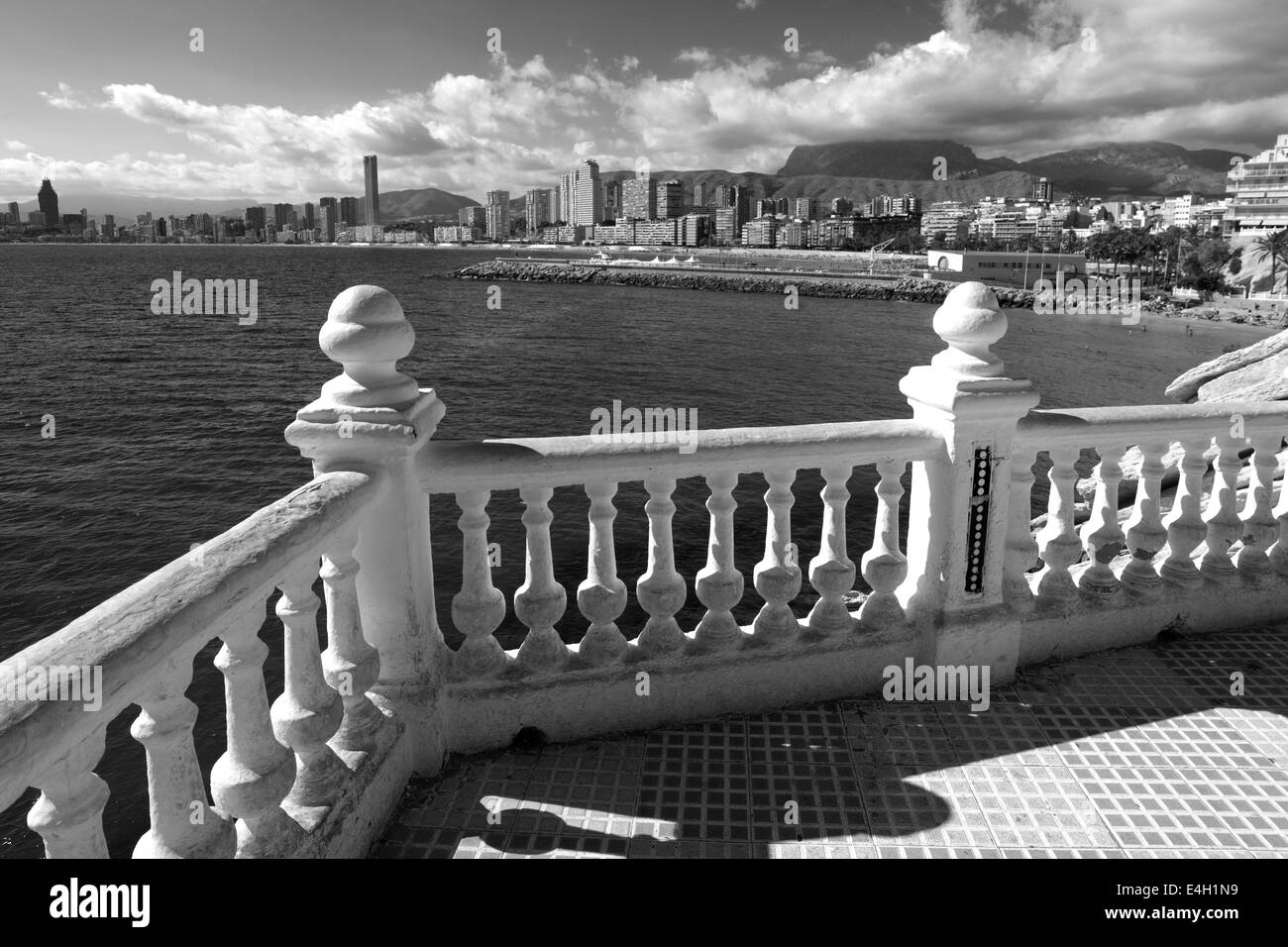 Vista lungo la Playa De Poniente beach resort Benidorm, Costa Blanca, provincia di Valencia, Spagna, Europa. Foto Stock