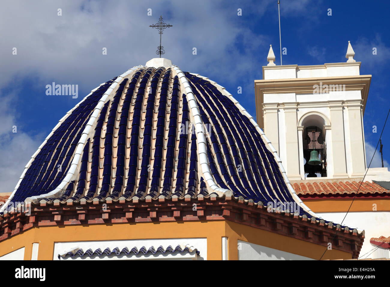 A cupola blu chiesa di St James, Plaza de Castelar Square, Città Vecchia, località di Benidorm, Costa Blanca, provincia di Valencia, Spagna Foto Stock