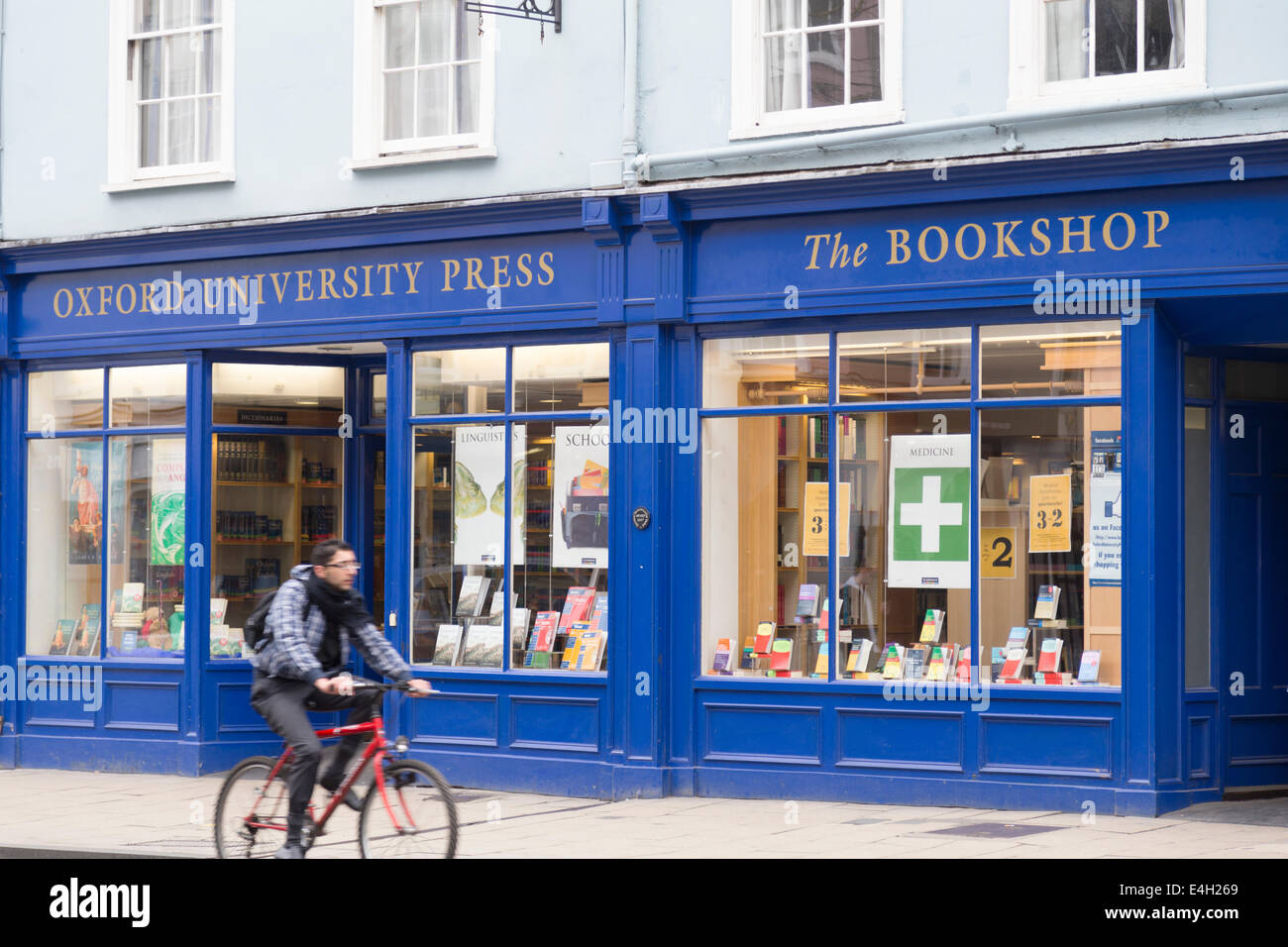 Regno Unito, Oxford, ciclista passando il 'Oxford University Press Shop". Foto Stock