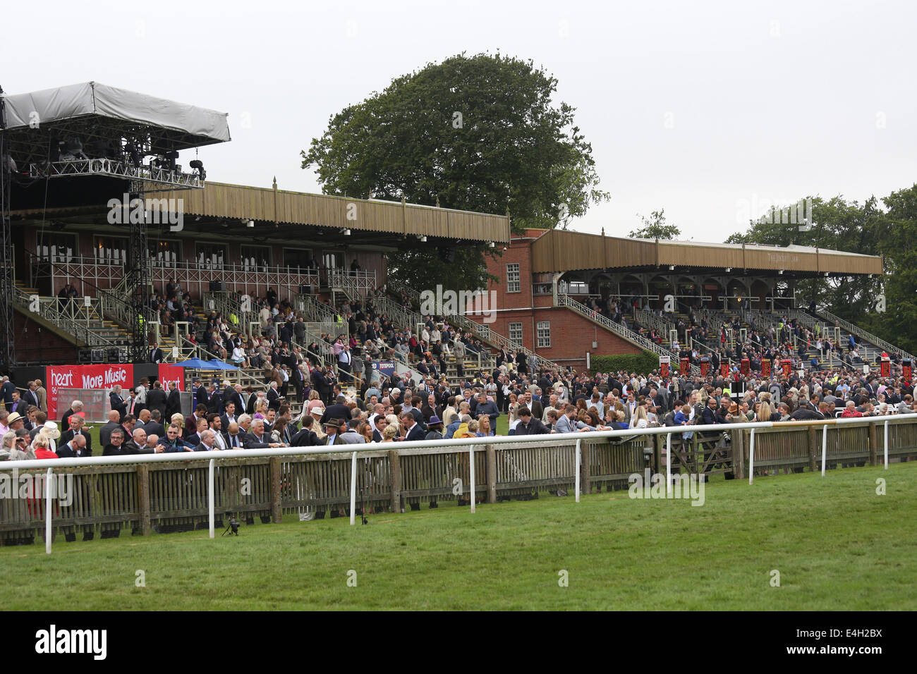 Newmarket, Regno Unito. 11 Luglio, 2014. Moet and Chandon Luglio Festival, QUIPCO Sciur giorno. Folle a luglio Festival. Credito: Azione Sport Plus/Alamy Live News Foto Stock