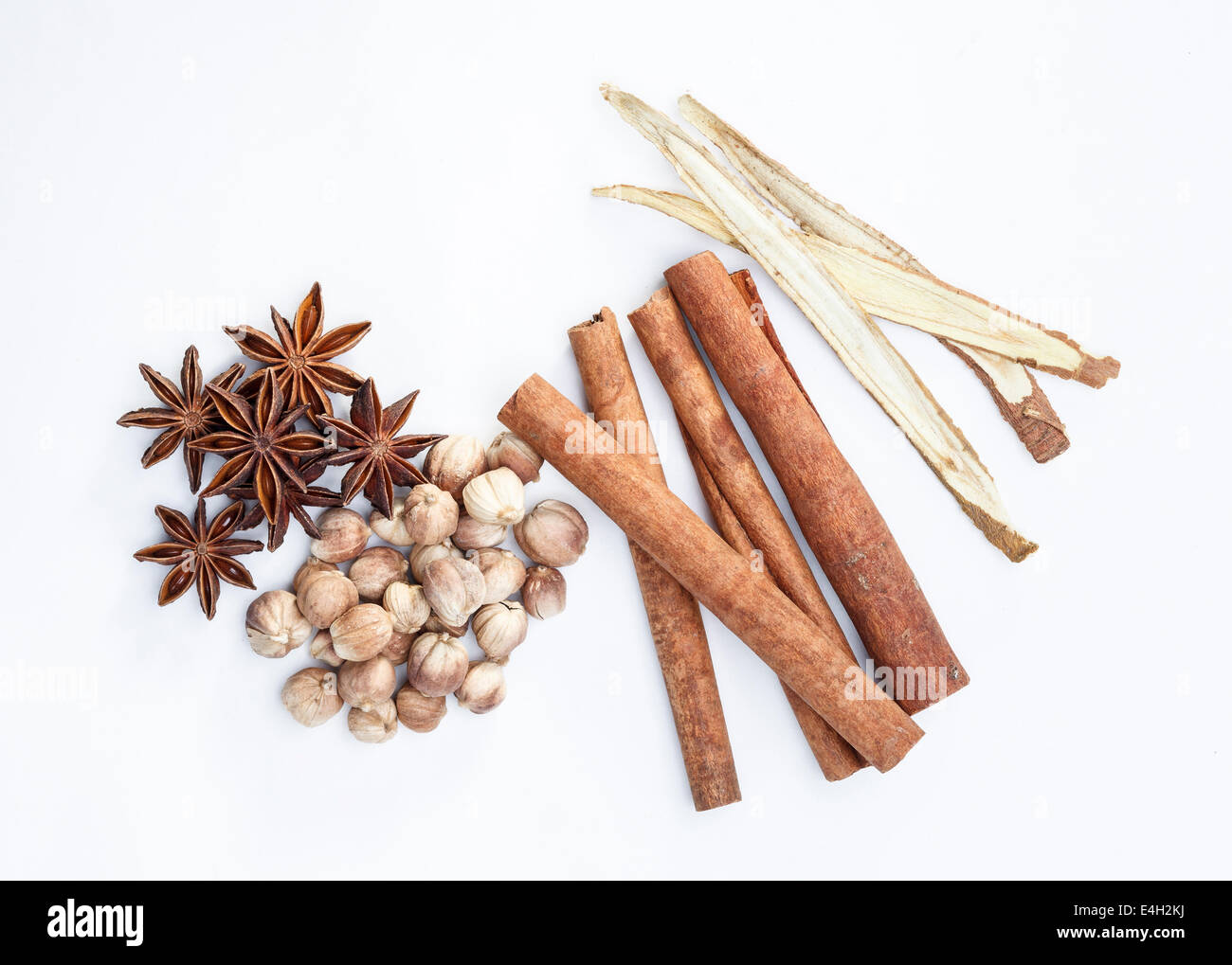 Il cardamomo cannella anice stellato e liquirizia erbe per cucinare isolato su bianco Foto Stock