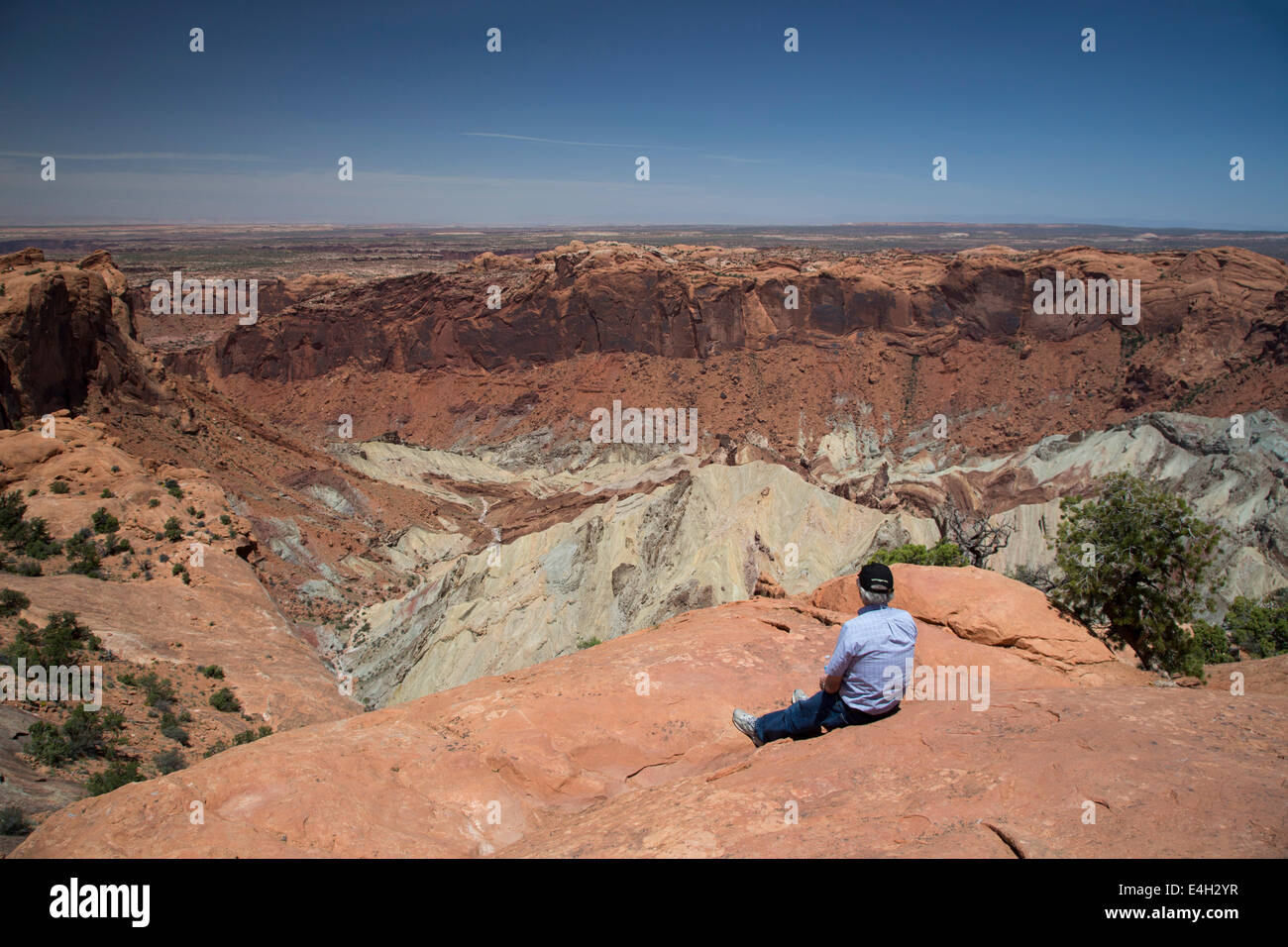 Moab Utah - un visitatore studi sconvolgimento Dome nell'isola di Sky distretto del Parco Nazionale di Canyonlands. Foto Stock