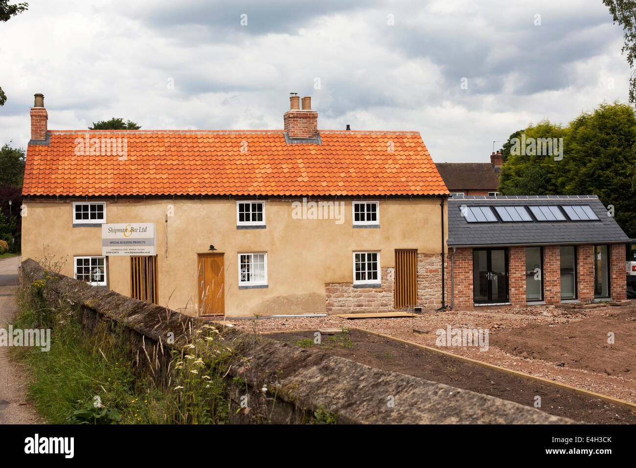 Vecchio cottages convertito in una singola proprietà residenziale nel villaggio di Epperstone, Nottinghamshire, England, Regno Unito Foto Stock