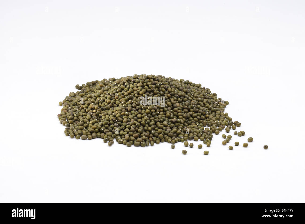 Cumulo di essiccato di piselli verdi il cibo organico isolato su sfondo bianco Foto Stock