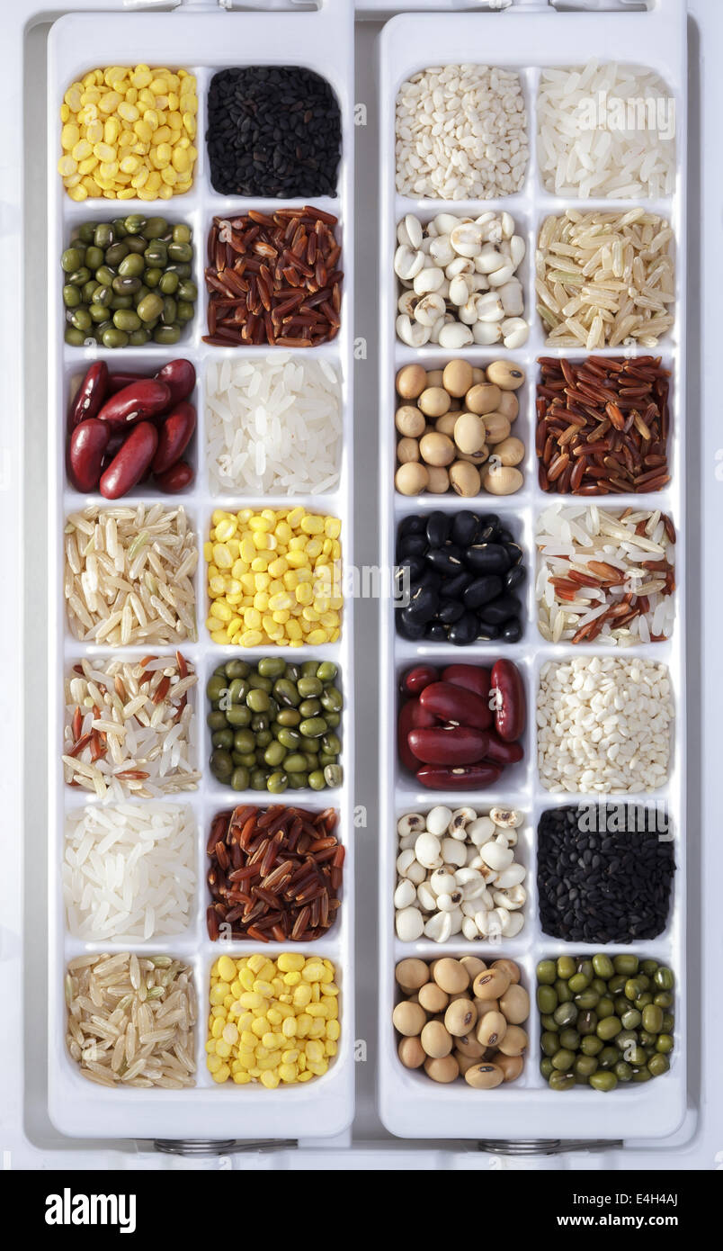 Miscela di lenticchie secche, piselli, grani e fagioli come sfondo Foto Stock