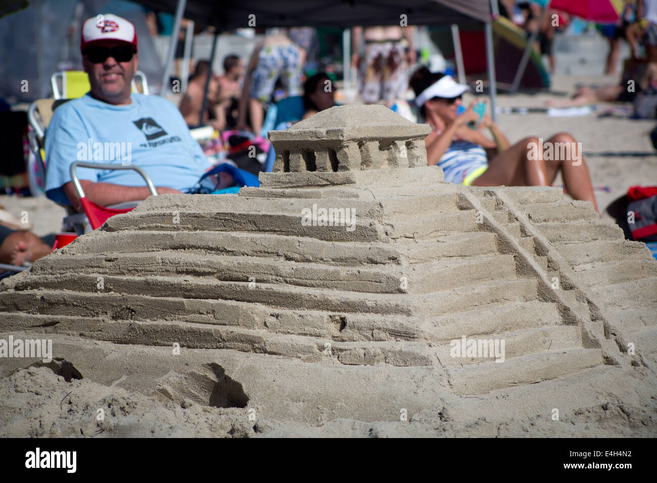 Castello di sabbia al Pacific Beach, sul quarto di luglio 2014. Foto Stock