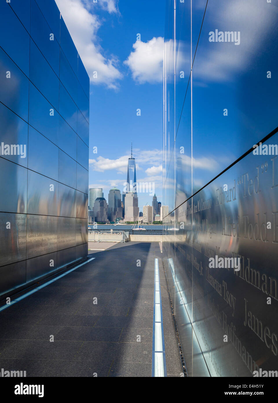 Il cielo vuoto Memorial a 9/11 di vittime in Liberty State Park, NJ con One World Trade Center di New York in distanza, NY, STATI UNITI D'AMERICA Foto Stock
