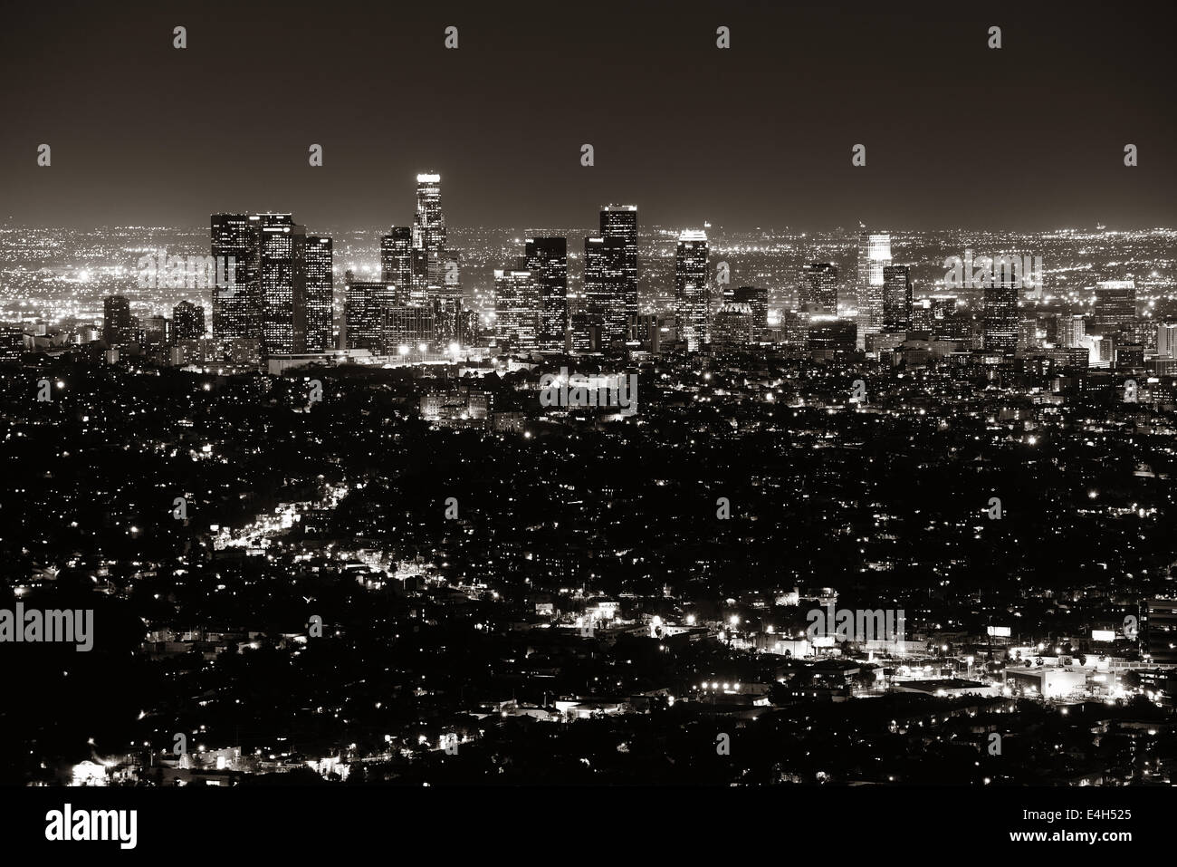 Los Angeles di notte con edifici urbani in BW Foto Stock