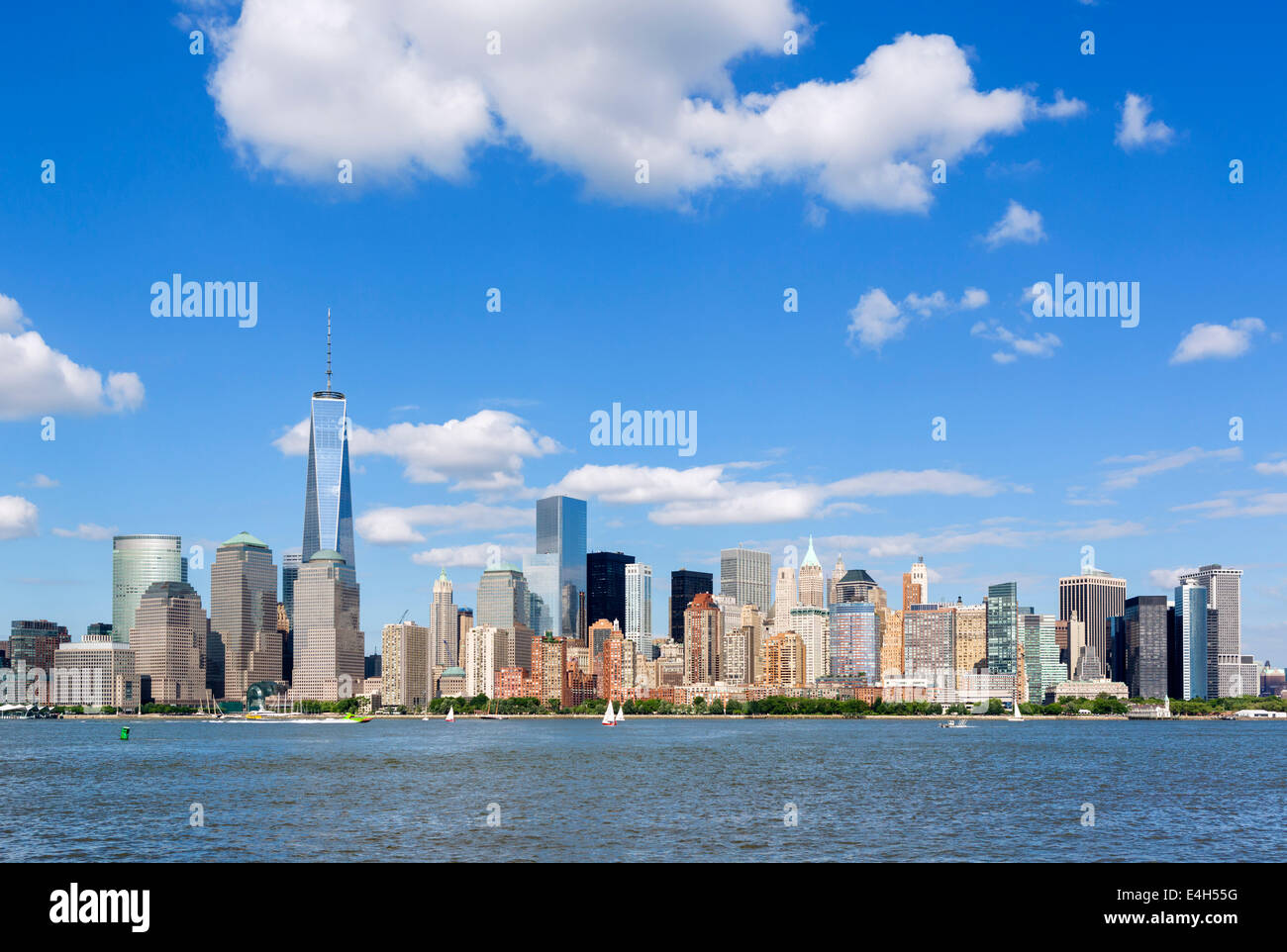 La parte inferiore di Manhattan skyline nel centro cittadino di New York City vista lungo il Fiume Hudson da Liberty State Park in New Jersey, STATI UNITI D'AMERICA Foto Stock