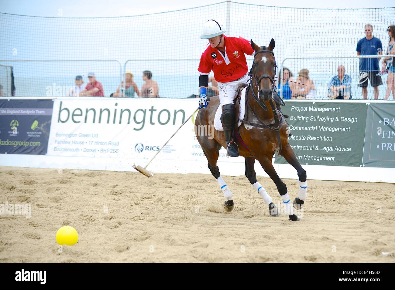 Barene, Bournemouth, Regno Unito. 11 Luglio, 2014. Asahi British Beach Polo Championships Day 1 Lug 11th. Tra Inghilterra e Galles. Roddy Matthews del Galles. Credit: Azione Plus immagini di sport/Alamy Live News Foto Stock