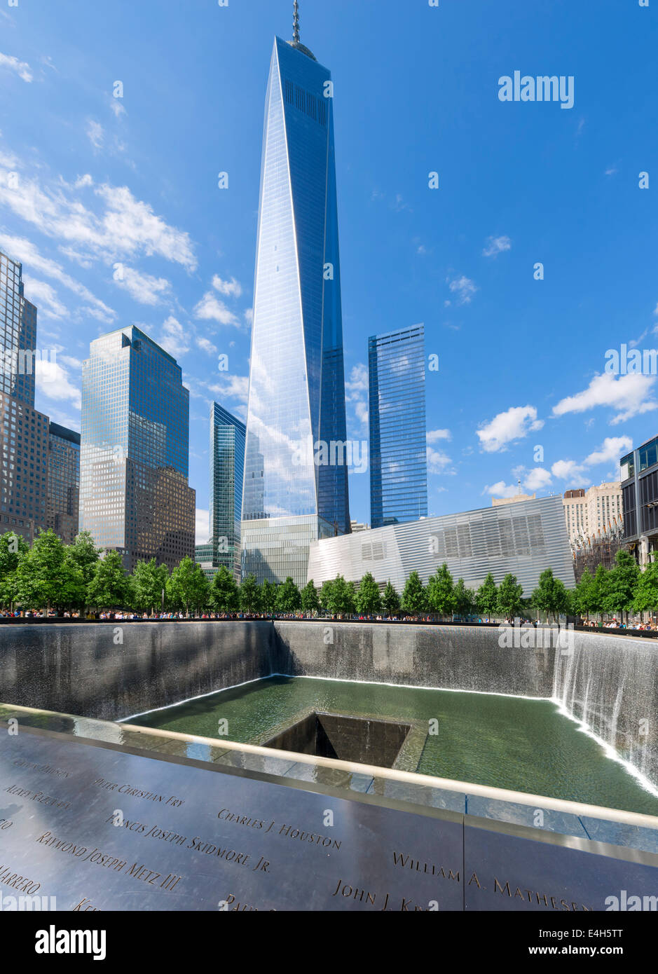 A sud la piscina del National September 11 Memorial con One World Trade Center (Freedom Tower) dietro, Manhattan NYC, New York City, Stati Uniti d'America Foto Stock