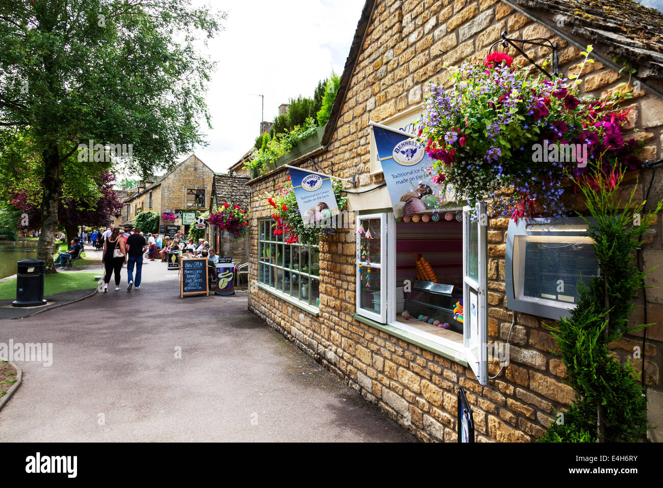 Bourton sull'acqua negozi del villaggio gelateria sale da tè turisti Costwolds REGNO UNITO Inghilterra Foto Stock