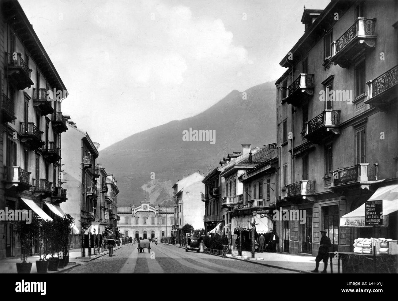 Domodossola Viale Stazione del nord Italia 1934 Foto Stock
