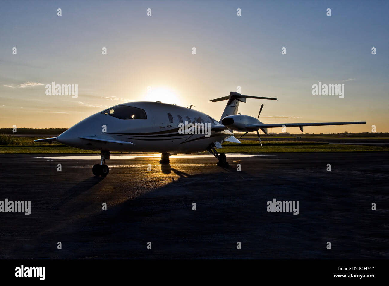 Piaggio P.180 Avanti aereo sulla pista all'alba e tramonto in Florida Foto Stock