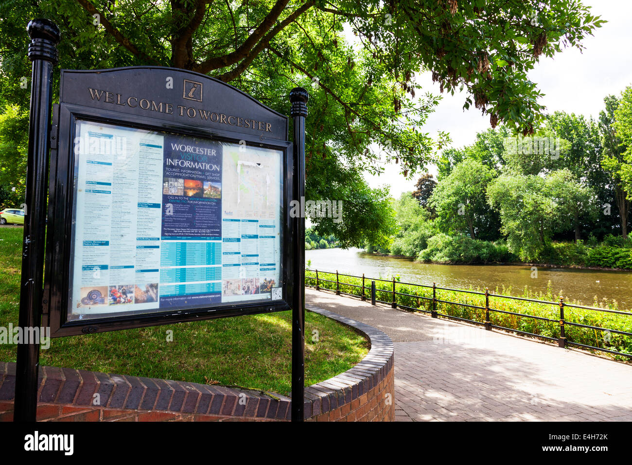 Worcester city benvenuti segno dal fiume Severn tourist information board Costwolds REGNO UNITO Inghilterra Foto Stock