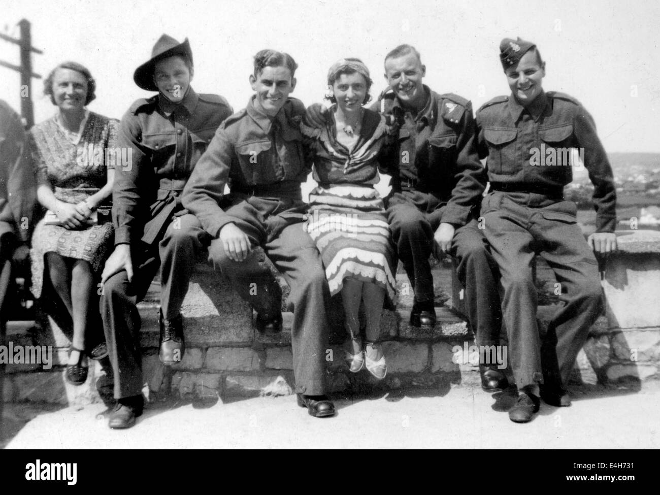 Soldati britannici con ragazze italiane a Napoli durante la seconda guerra mondiale del 1944. Napoli guerra mondiale due guerra mondiale seconda guerra mondiale alleati alleati all'estero esercito uniforme fraternizzando Foto Stock