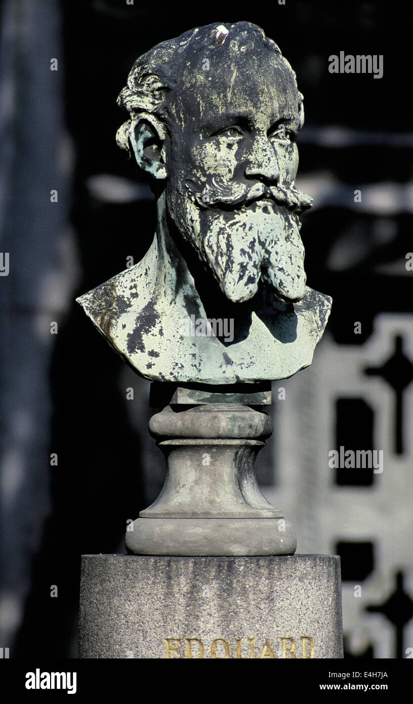 AJAXNETPHOTO. Parigi, Francia. - Busto dell'artista Édouard Manet sulla sua tomba nel cimitero di Passy. Foto:JONATHAN EASTLAND/AJAX Foto Stock