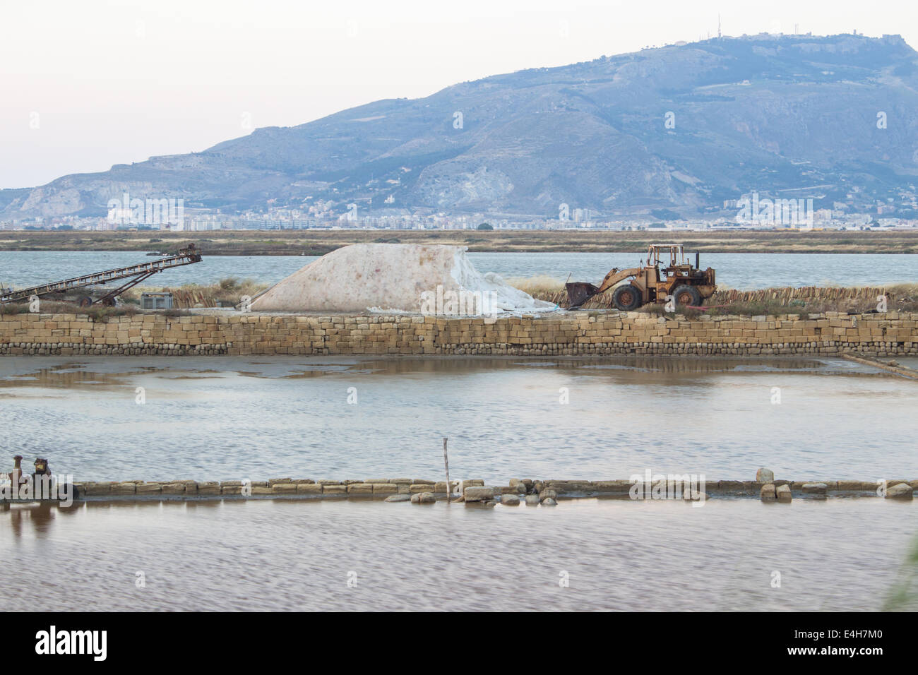 'Salt marsh' soluzione salina Sicilia Erice acqua sale macchina giorno montagna grigia Foto Stock