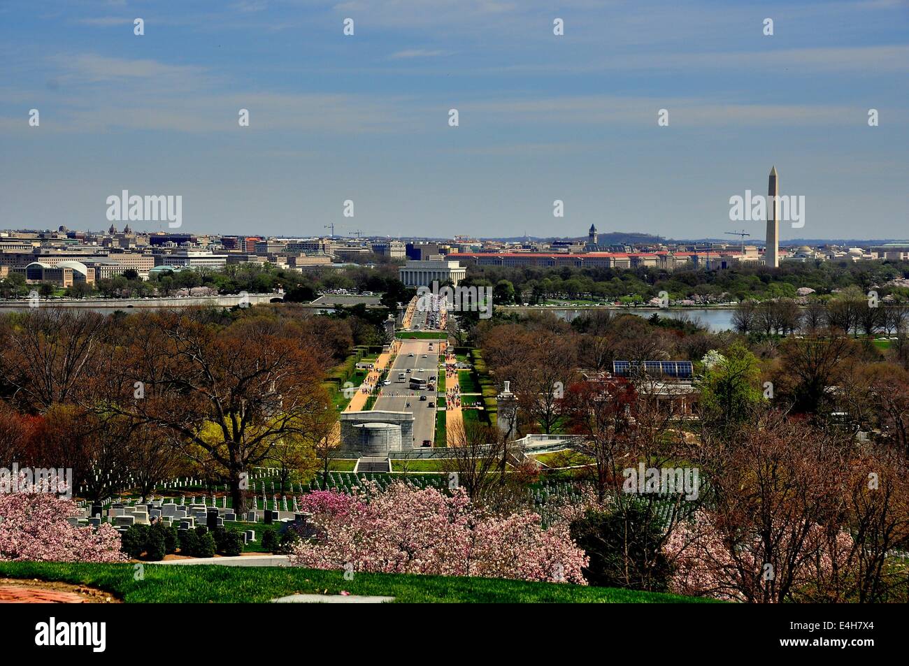 Arlington, Virginia: vista dal Al Cimitero Nazionale di Arlington per il Lincoln Memorial, il Monumento a Washington e la città * Foto Stock